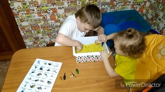 Кинетический песок. Дети ищут динозавров. Видео для детей. смотреть онлайн