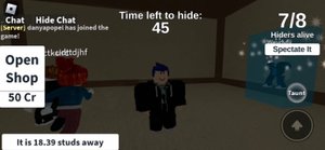 Играю в прятки в роблоксе