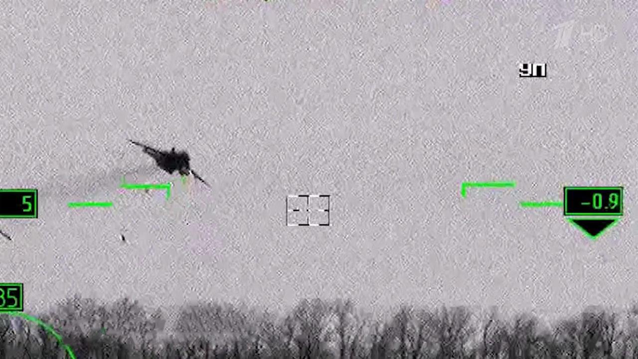 Минобороны РФ опубликовало видео работы бомбардировщика Су-24 на сверхмалой высоте