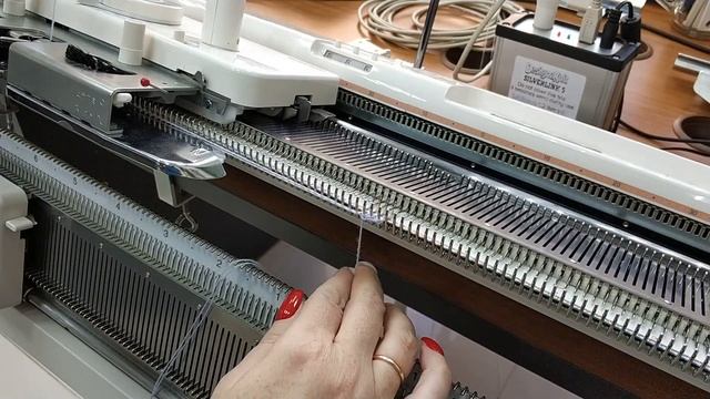 как связать шнурок на любой вязальной машине.
