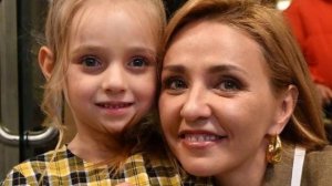 Татьяна Навка показала дочку Надю с золотым кубком в руках у новогодней елки
