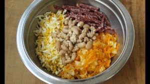 Рецепт Салата с копчёной колбасой и фасолью