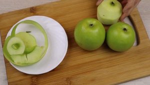 Салат из яблок и моркови с грецкими орехами