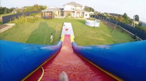 Гигантская горка в Батут | Аквапарк дома DIY | Видео для детей