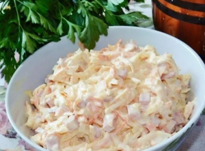 САЛАТ ИЗ МОРКОВИ С ЯБЛОКОМ, СЫРОМ И ВЕТЧИНОЙ