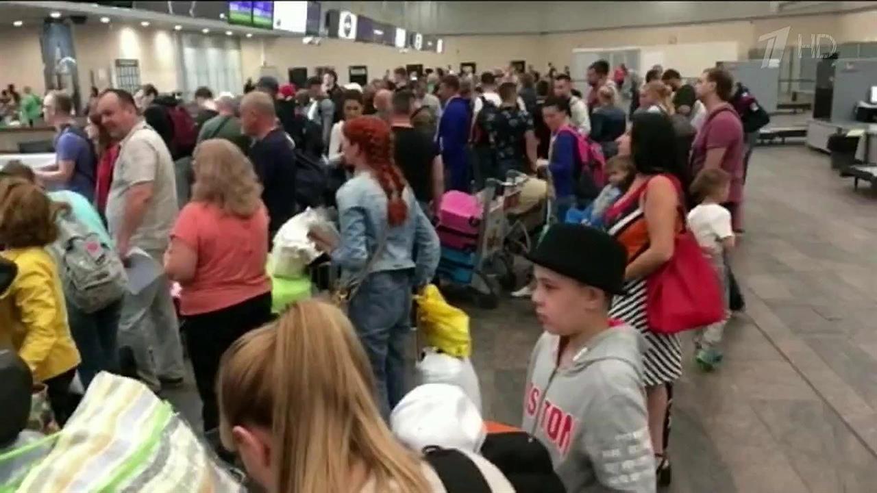 Почти полтысячи российских туристов не могут вылететь сразу с нескольких популярных курортов