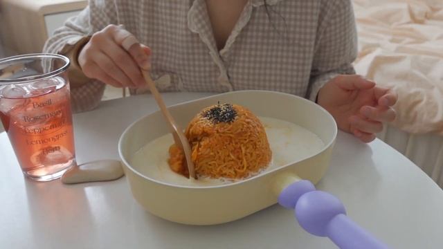 VLOG｜배달음식 끊기 도전. 크림불닭볶음밥 만들어 먹고 크레타 메이플 피칸 버터 소진하는 맛있는 일상? (카프레제샐러드, 쭈꾸미, 팽이버섯덮밥, 기정떡)