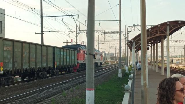Тепловоз 2ТЭ116-557 с грузовым поездом, перегон Предпортовая-Автово смотреть онлайн