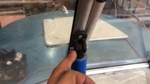 Фиксатор форточки на лобовое стекло лодки с стойки под лобовое стекло.