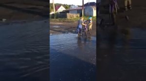 1видео как пацаны купаются в луже