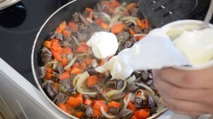 Сердечки индейки тушеные в сметане