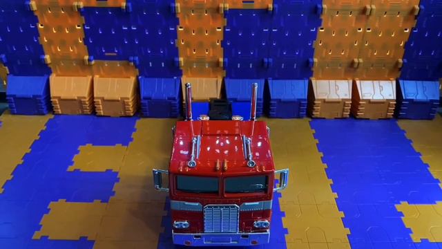 Transformers G1 Hollywood Rides Optimus Prime смотреть онлайн