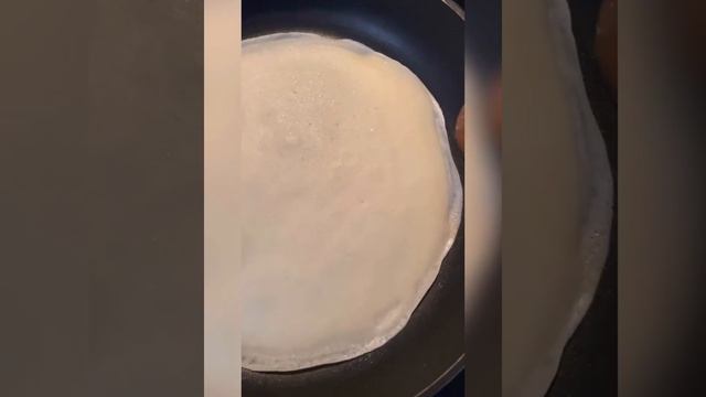 Crêpes rapides et faciles (pâte sans sucre). Быстрые и легкие в приготовлении блины (без сахара).?