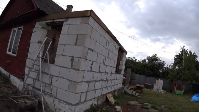 чуть не УПАЛ С КРЫШИ / ВЫСТАВИЛ ОПАЛУБКУ ДЛЯ АРМАПОЯСА смотреть онлайн