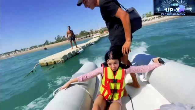 Тендерлибае и Лунаком плавают на Феррари по воде