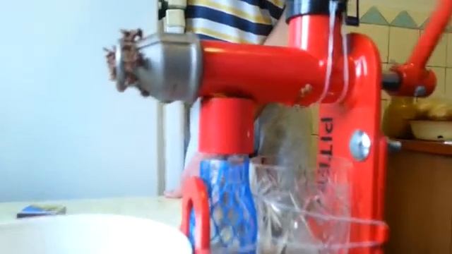 Испытания ручного маслопресса Piteba. Отжим льняного масла. смотреть онлайн