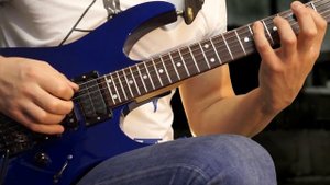 Уроки игры на гитаре. Как играть риффы