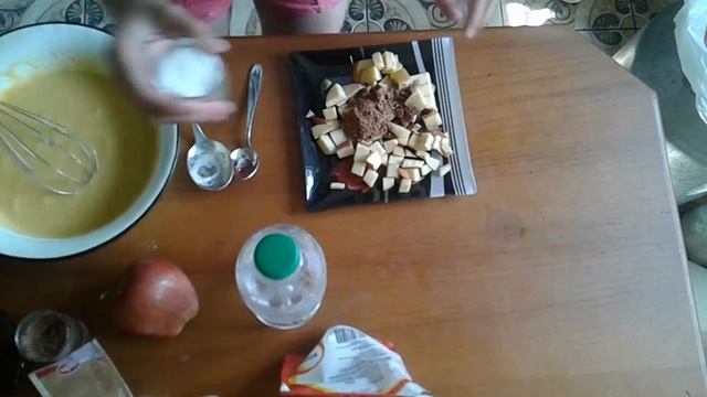 Яблочная шарлотка в микроволновке за 15 минут смотреть онлайн