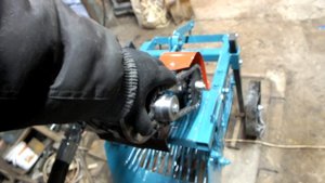 вибрационная картофеле копалка на гидравлическом приводе .