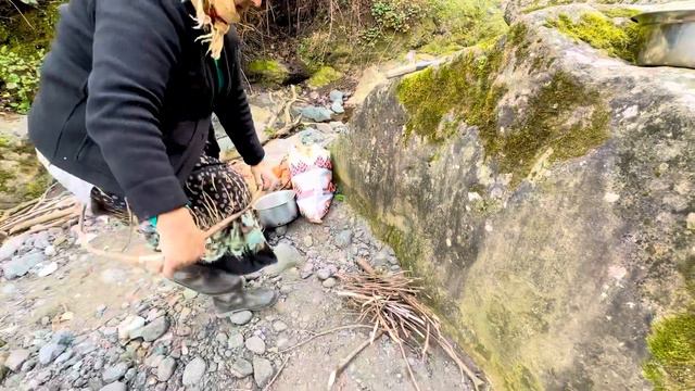 Strong wind, going to the river, cleaning the spring and feeding the cows смотреть онлайн