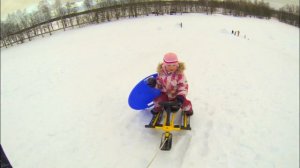 Катание на санках с Огромной горки Тестируем сани и спуск Driving on the sledge from the Huge hill