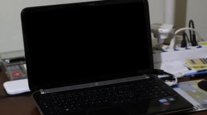 Футаж открытый ноутбук. Черный кран для презентации. Сцена 8