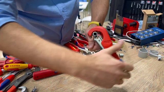 Новый труборез Knipex TubiX для металлических труб. Ручной труборез Книпекс. Обзор