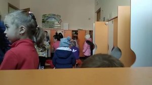 Ребенок одевается самостоятельно в детском саду