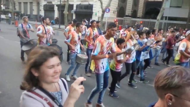 Ритм Буэнос-Айреса #2. Уличные стучалки в честь Бразилии смотреть онлайн