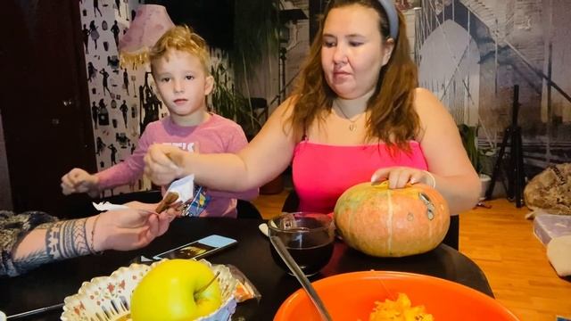 А у нас первый снег❄️ готовимся к Хэллоуину? смотреть онлайн