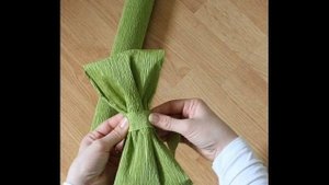 бант из гофрированной бумаги для праздничного декора /// bow pleated paper for decoration