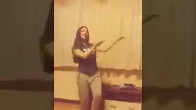 Армянка танцует Индийские танцы