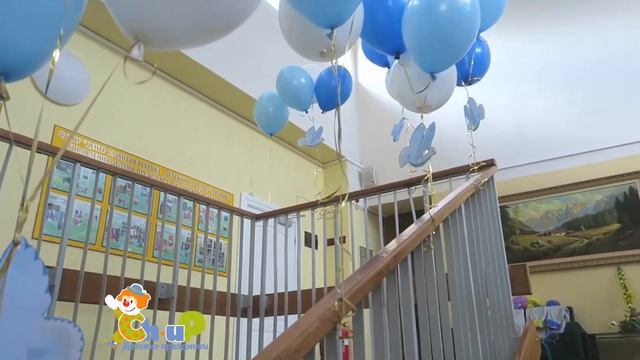 Запуск бумажных голубей на выпускной в детском саду.