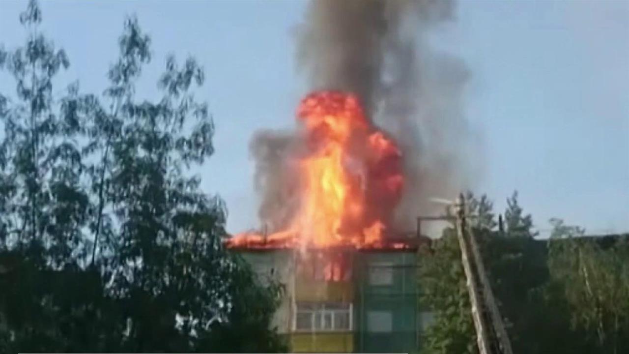 В Нижневартовске пожарные несколько часов тушили горящий жилой дом