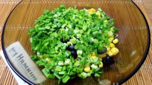 Салат с кукурузой, свежими огурцами и маслинами на праздничный стол