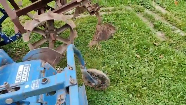 Японский минитрактор Iseki TX 1410 навеска три точки. Самодельная картофелесажалка-окучник.