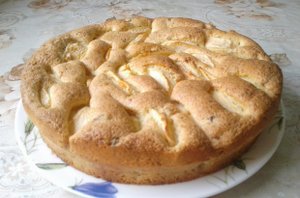 Пирог бисквитный с яблоками и изюмом. Рецепт выпечки.