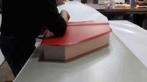 Фрагмент наклеивание плёнки на объёмную букву. Подробное видео!