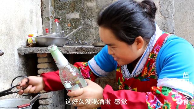 苗大姐煮半只鸭子来吃，唱着啤酒，啃着鸭头，香得很