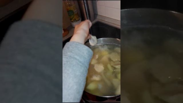 тушим кислую капусту с галушками,мясом и картошкой смотреть онлайн