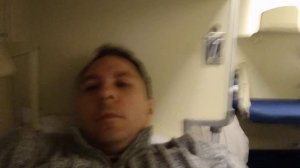 ЕДУ В ПОЕЗДЕ, НА ВЕРХНЕЙ ПОЛКЕ БОКОВУШКЕ