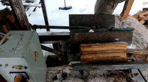 как заработать.Колем дубовые дрова на редукторном дровоколе
