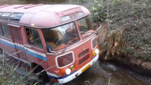 Полноприводный ПАЗ проходит брод