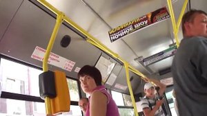 Парень защитил девушку от мужика в автобусе!