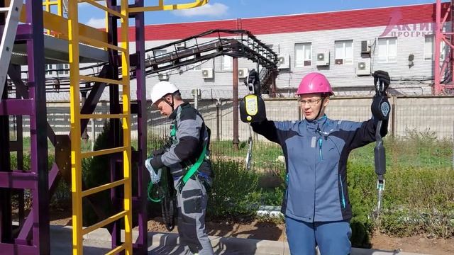 Подъём по лестнице с использованием двуплечного стропа.