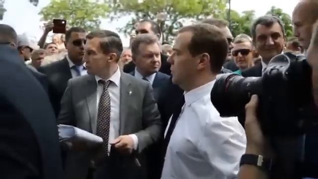 Медведев общается с крымскими пенсионерами смотреть онлайн