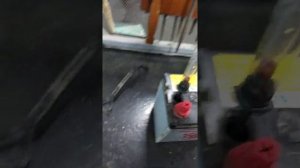 Проверка автомобильного аккумулятора при помощи ареометра.