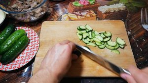 (МЯСНОЙ САЛАТ С КАРТОФЕЛЕМ И ОГУРЦАМИ)
