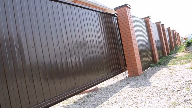 Забор из профнастила с имитацией кирпичных столбов смотреть онлайн