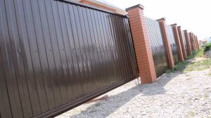 Забор из профнастила с имитацией кирпичных столбов